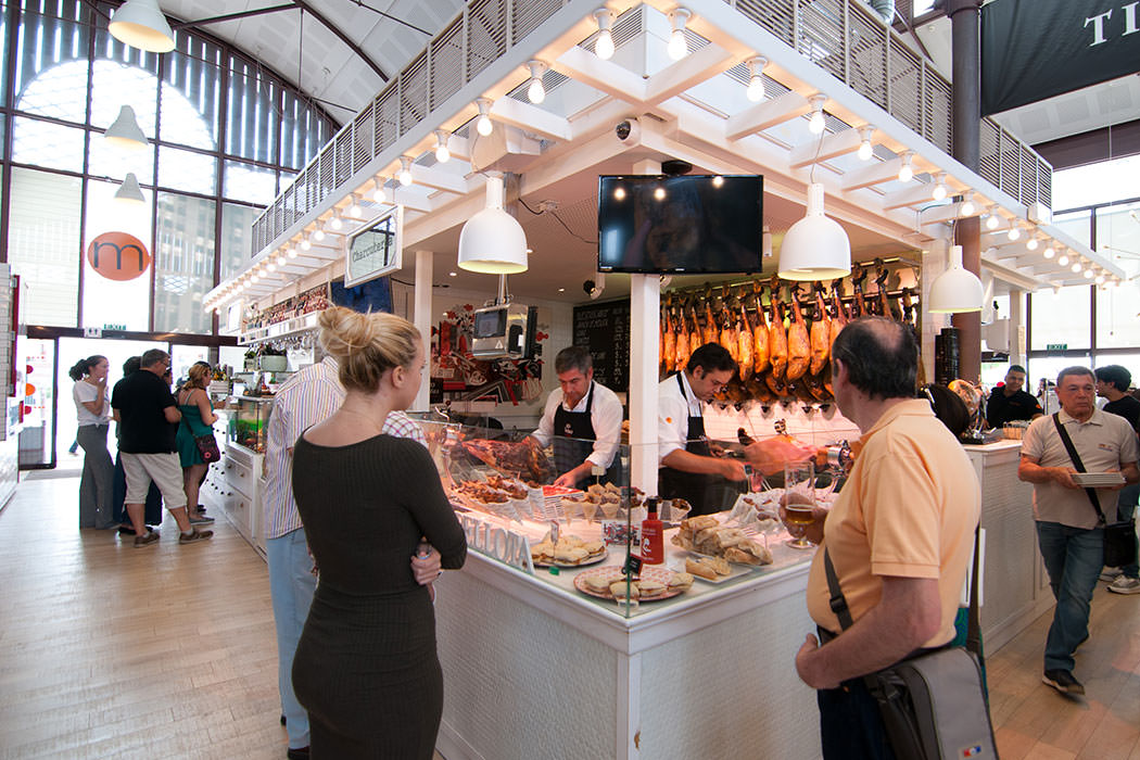 ¿En qué se parecen el Mercado de la Lonja del Barranco de Sevilla y el Mercado de San Antón de Madrid?