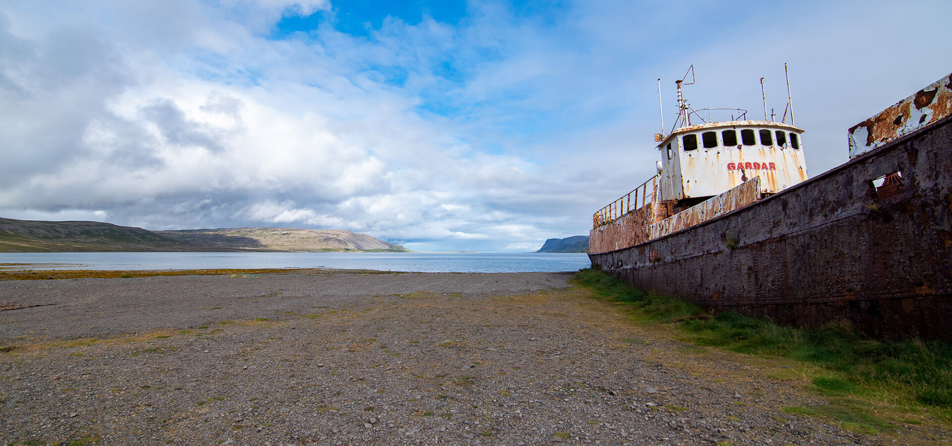 barco abandonado fiordos oeste