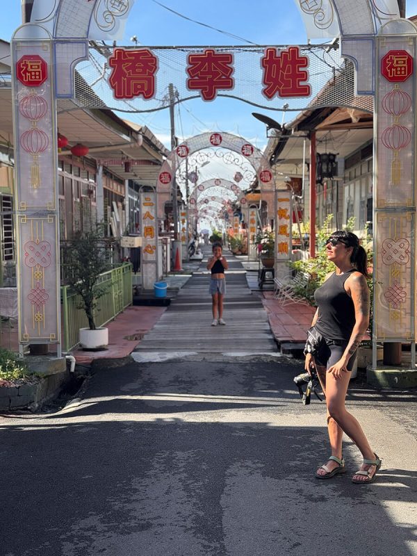 Ara posando en los barrios acuáticos de George Town, Malasia