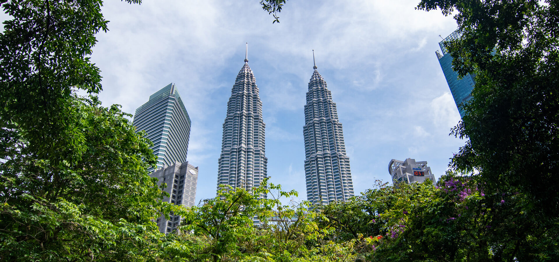 banner torres petronas