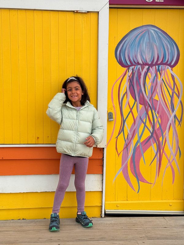 que-ver-en-melbourne-1 Noa delante de una casa con una medusa dibujada seguro para viajar a australia