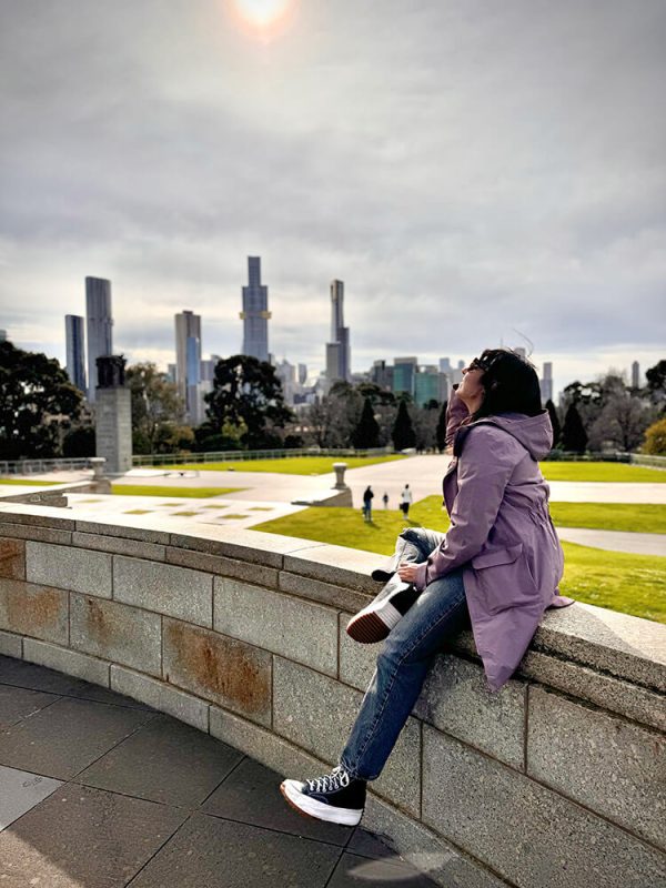 Ara mirando el skyline de Melbourne desde el monumento Shine of Remembrance
