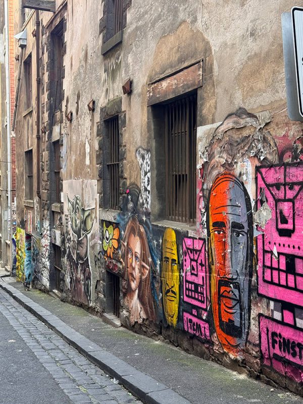 una calle de graffitis en melbourne