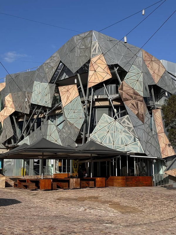 un edificio moderno en federation square en Melbourne
