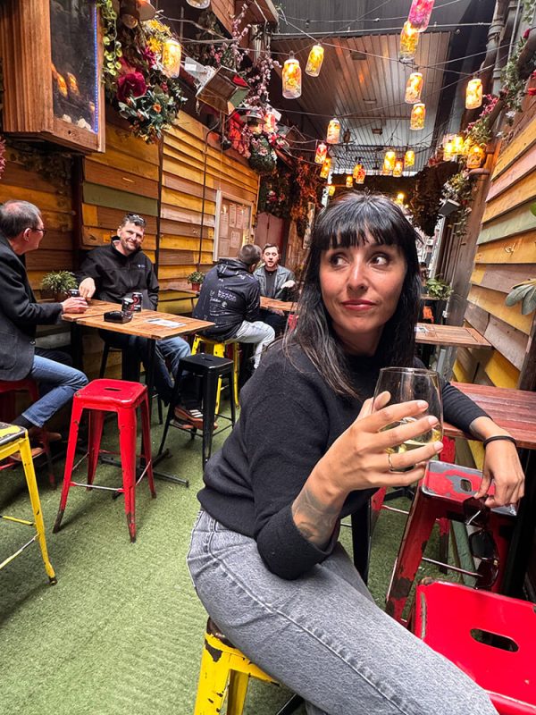 yo tomándome un vino en un callejón famoso de melbourne