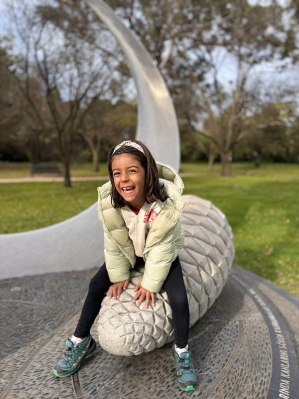 noa subida a una estatua junto al jardin botanico de melbourne