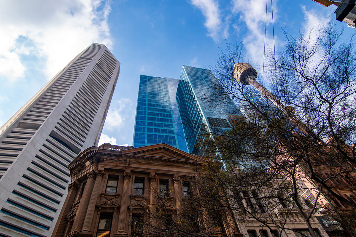 sidney tower eye junto a rascacielos en sidney