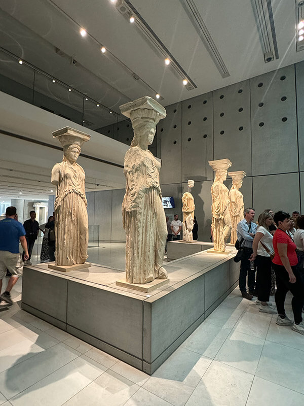 cariatides originales en el museo de la acropolis