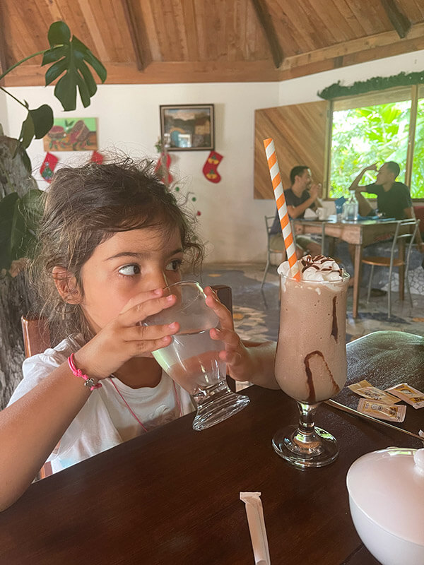 costa-rica-2 noa tomándose un batido en tortuguero