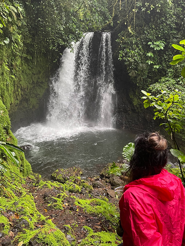 costa-rica-8 ara mirando una catarata en costa rica
