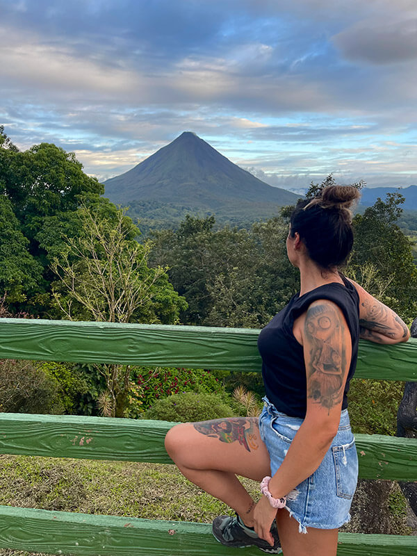 cota-rica-3 ara mirando al volcán arenal