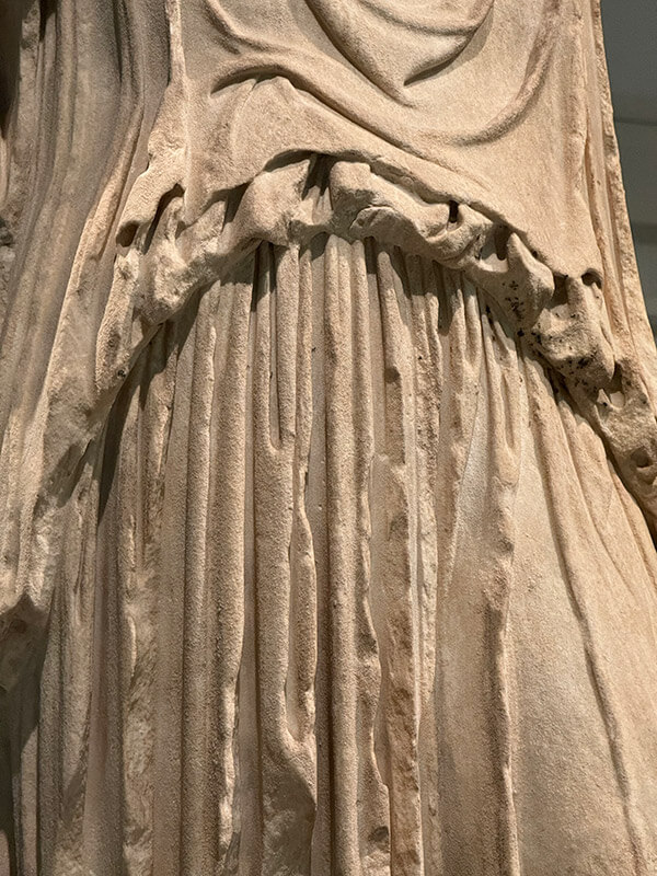 detalle de ropa de la cariátide en el museo acropolis