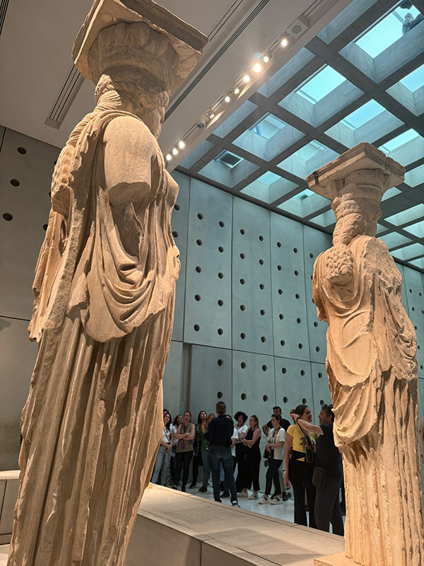 cariatides en atenas