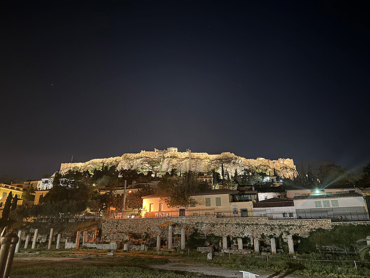 vista de la acropolis por la noche