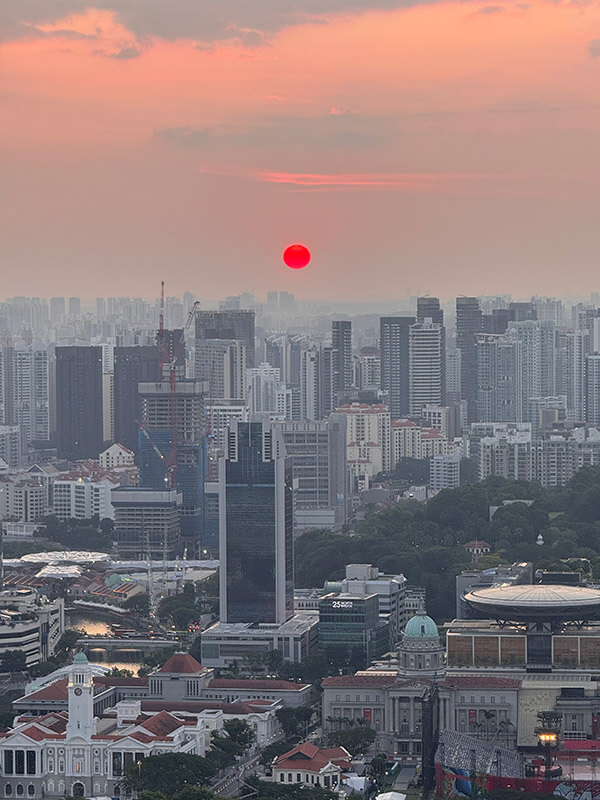 el skyline de singapur al atardecer