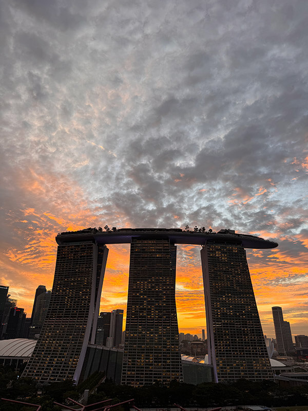 marina bay sands en singapur al atardecer