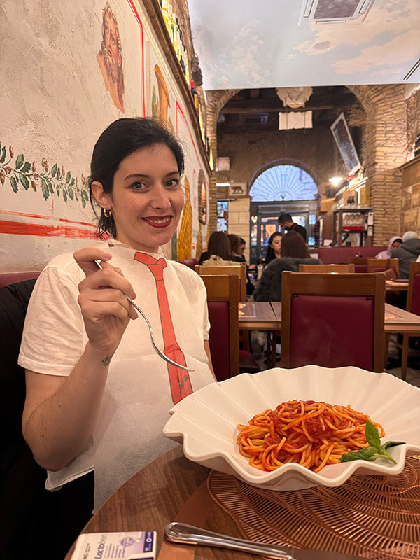 maria comiendo en un restaurante de roma